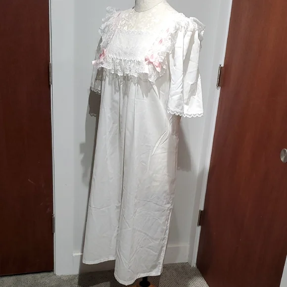 Elegant White Lace Chemise with Pink Accents - Picture 4 of 9